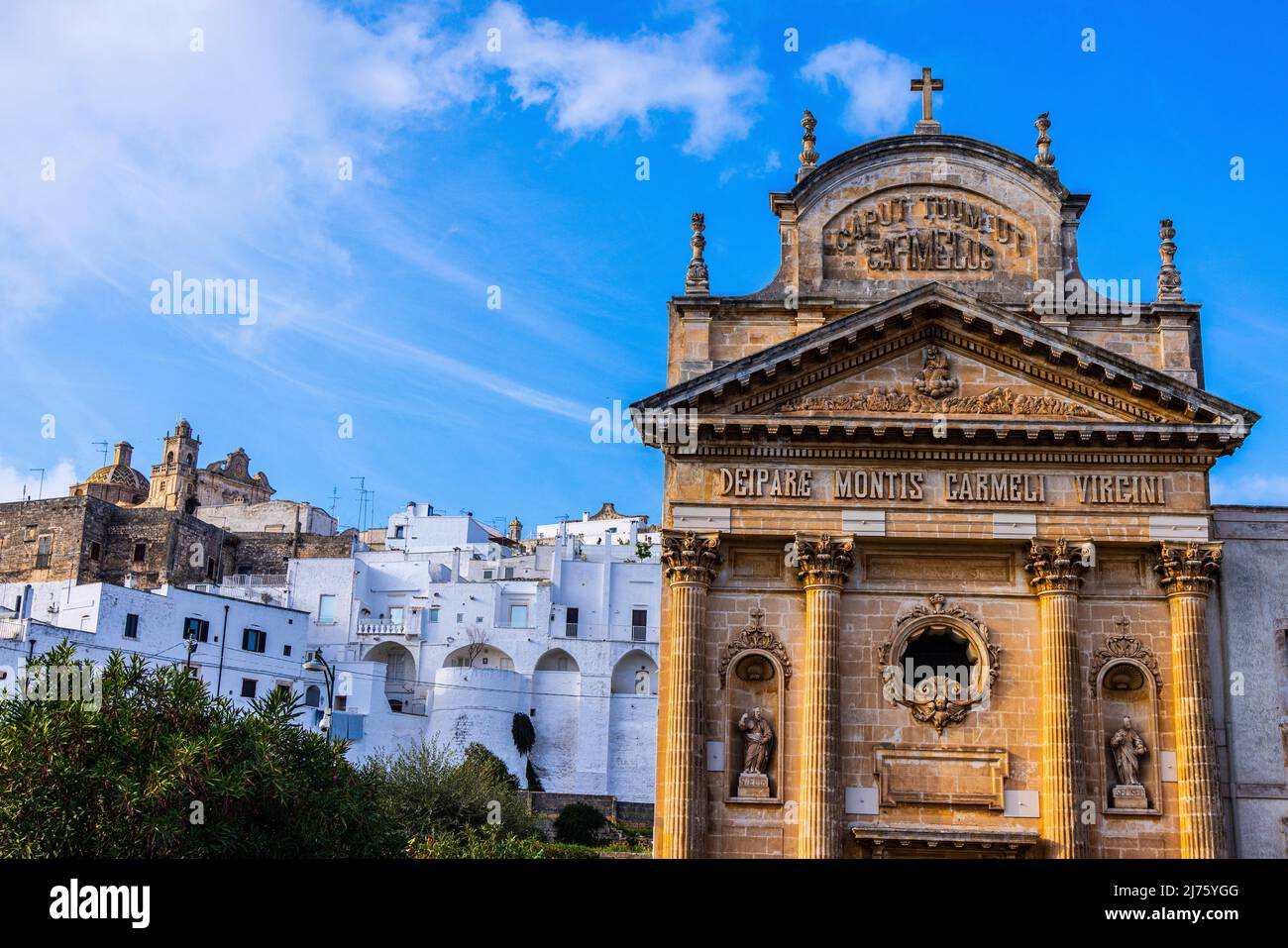 Bellissimo edificio a Ostuni - una città popolare nel Sud Italia Foto Stock