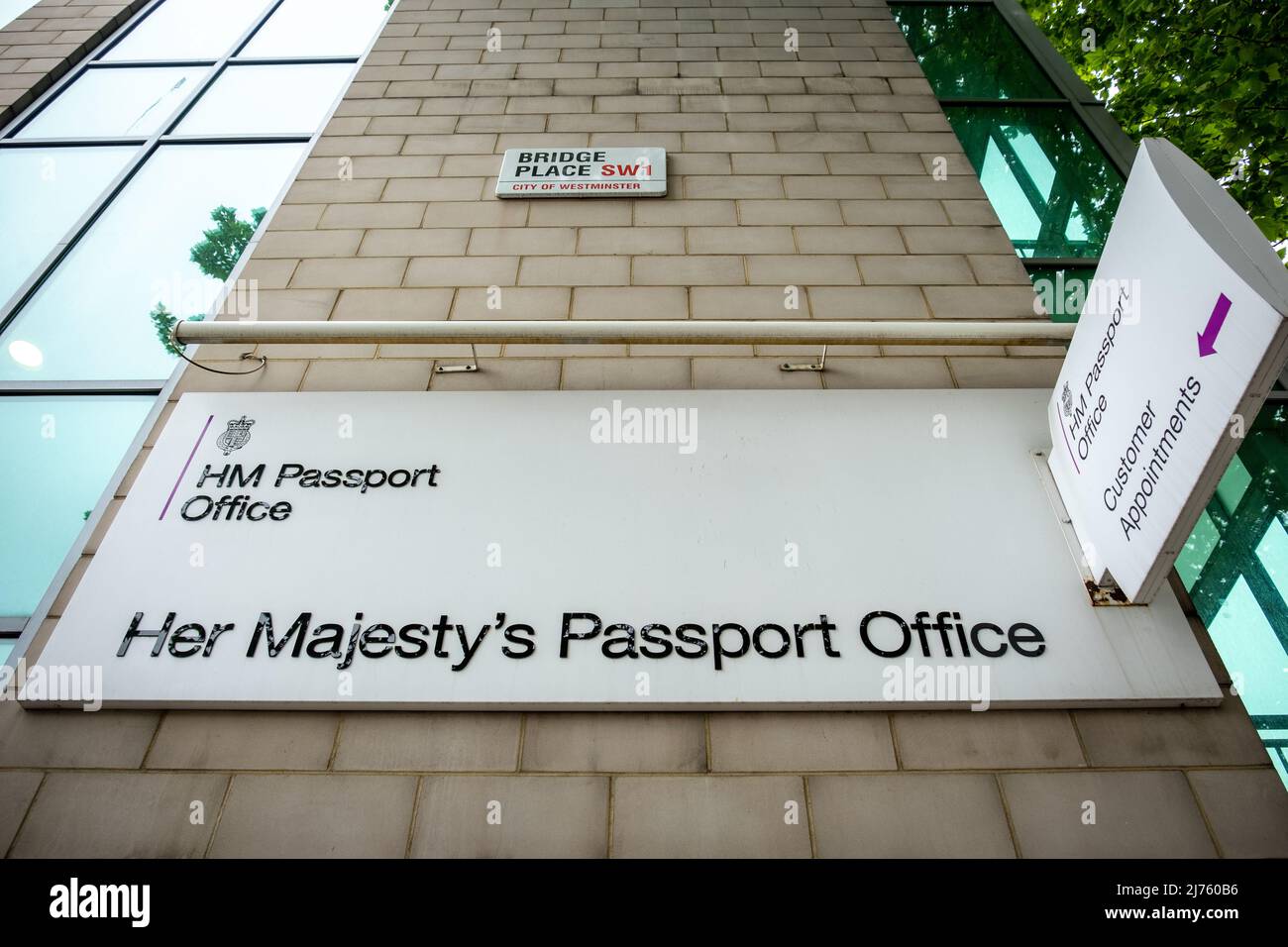 Londra, Victoria - Maggio 2022: Segnaletica per l'Ufficio passaporti di sua Maestà. Ufficio governativo vicino alla stazione Victoria Foto Stock