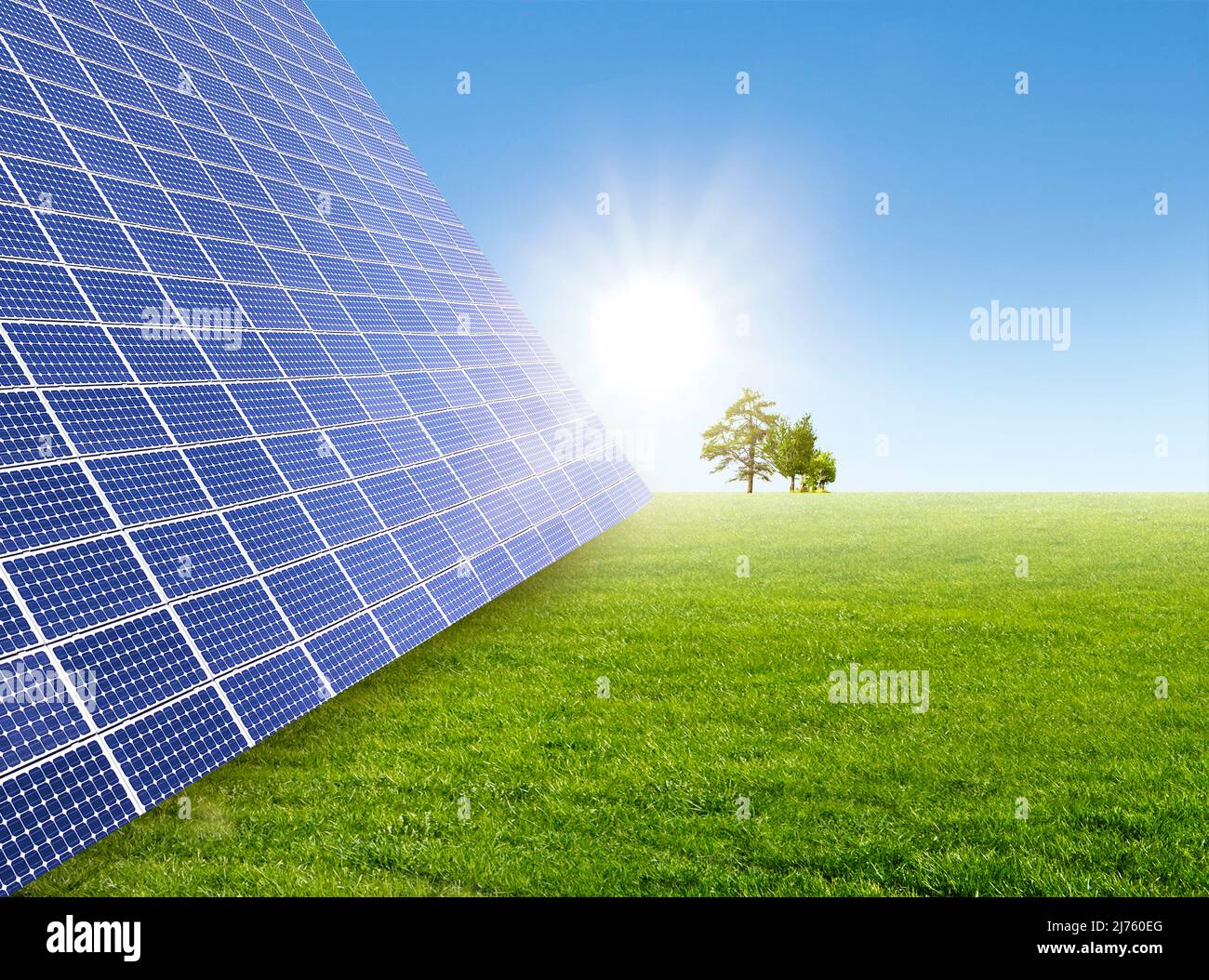 Parco solare su prato verde con sole Foto Stock