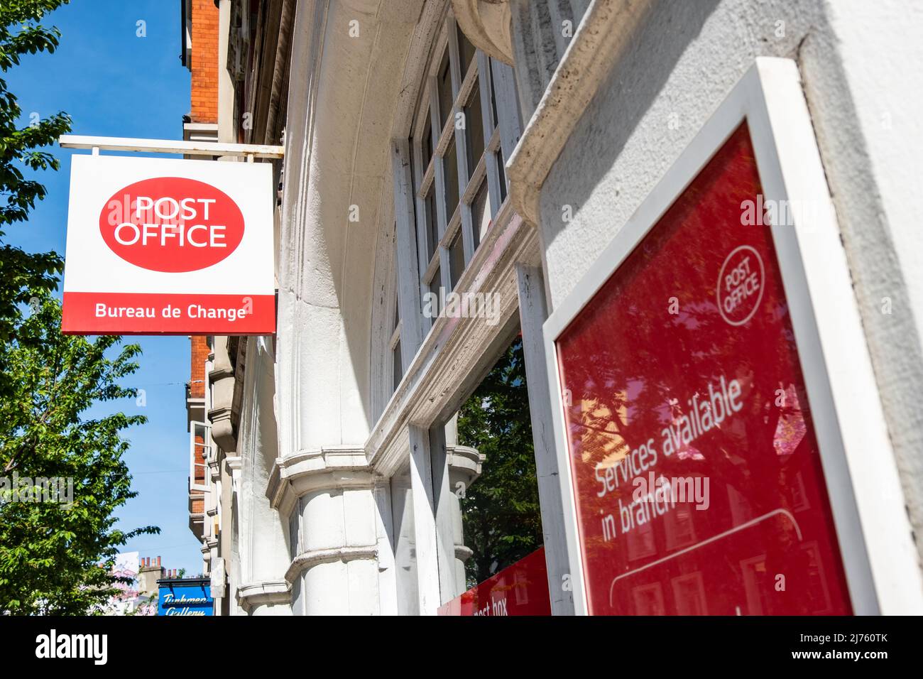 LONDRA - MAGGIO 2022: Segnaletica per uffici postali a Londra. Un'azienda britannica di uffici postali al dettaglio con filiali in tutto il Regno Unito Foto Stock