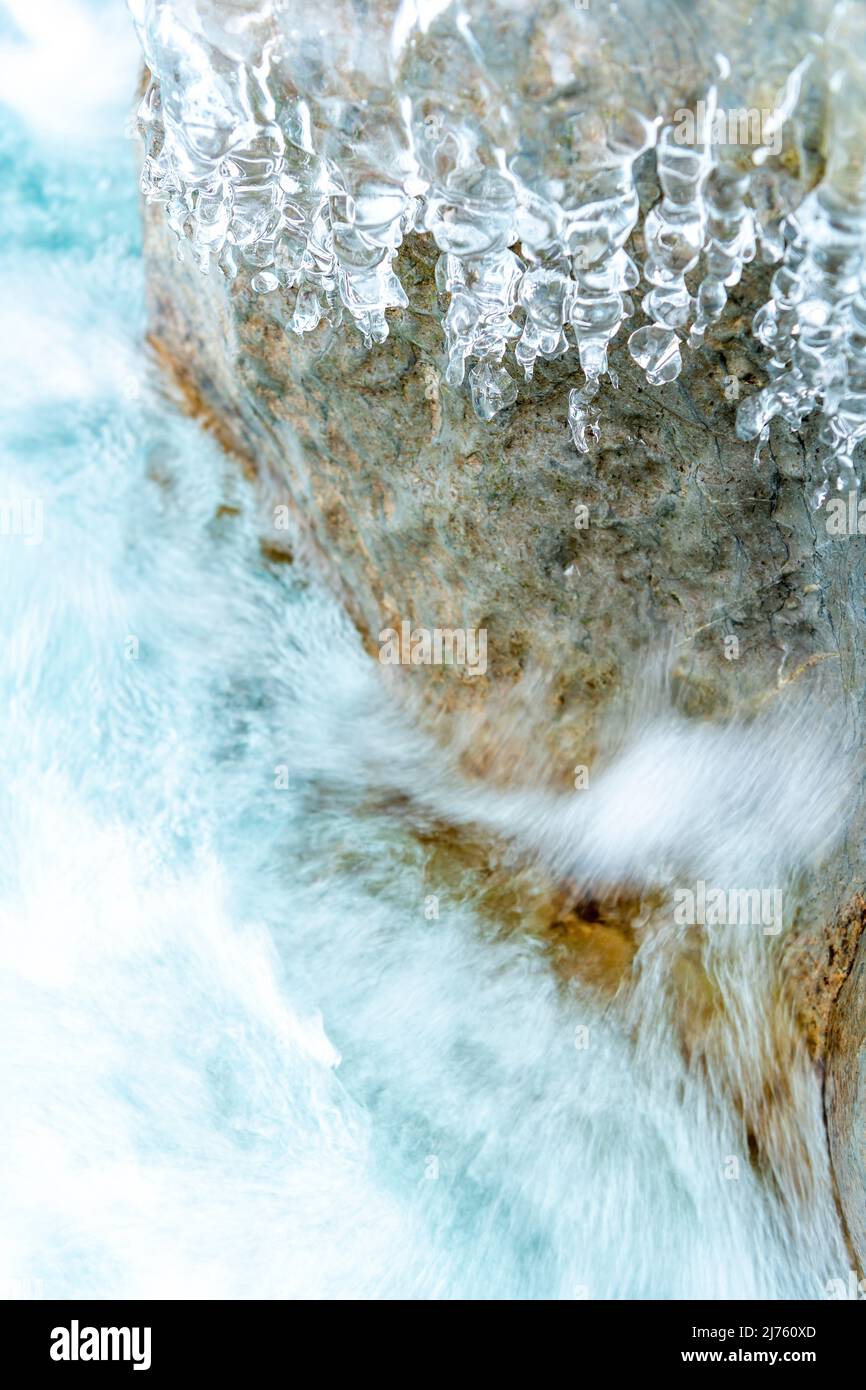 Cono d'uovo su una roccia sopra lo spray gorgogliante del Rissbach nel cosiddetto Eng vicino a Hinterriss in Tirolo, nei Monti Karwendel. Foto Stock