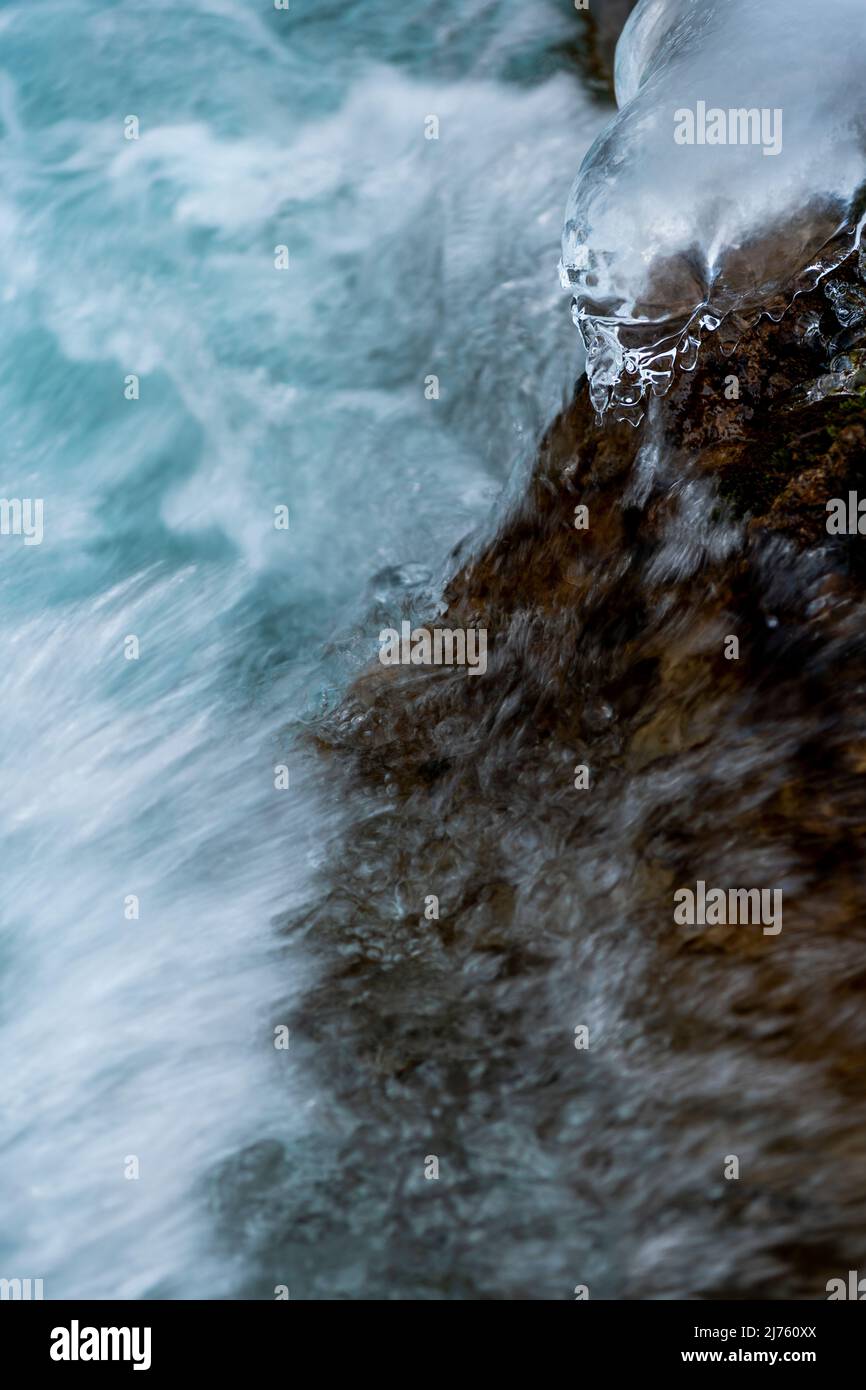 Cono d'uovo su una roccia sopra lo spray gorgogliante del Rissbach nel cosiddetto Eng vicino a Hinterriss in Tirolo, nei Monti Karwendel. Foto Stock