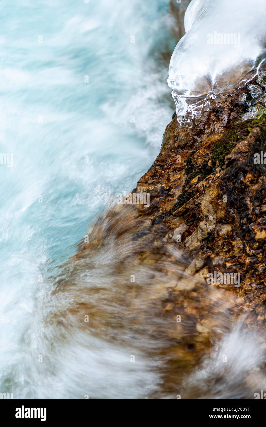 Cono d'uovo su una roccia sopra lo spray gorgogliante del Rissbach nel cosiddetto Eng vicino a Hinterriss in Tirolo, nei Monti Karwendel. Foto Stock