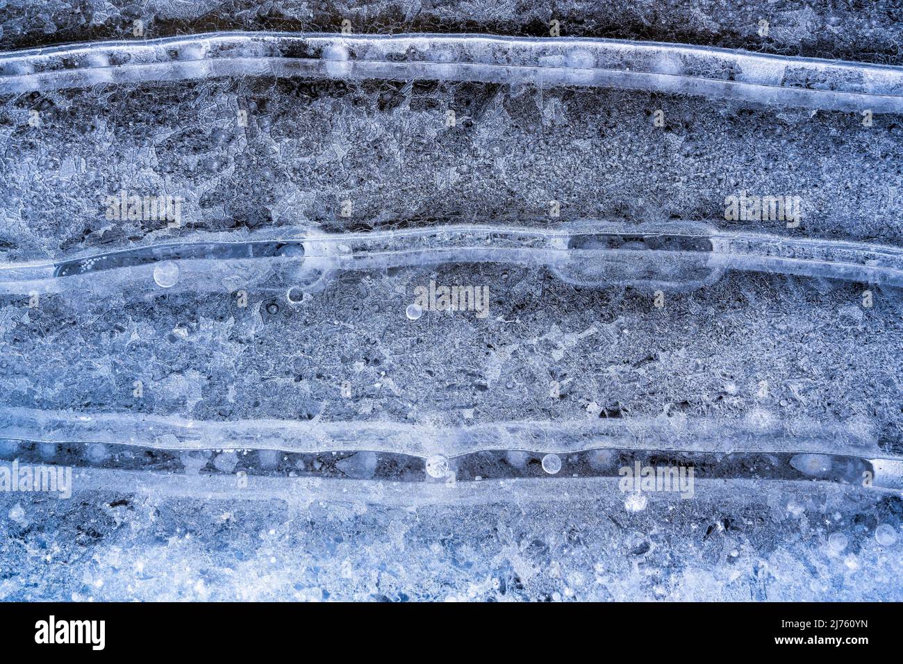 Ghiaccio al ruscello di Rissbach nella Eng in Tirolo con diverse forme e strutture Foto Stock