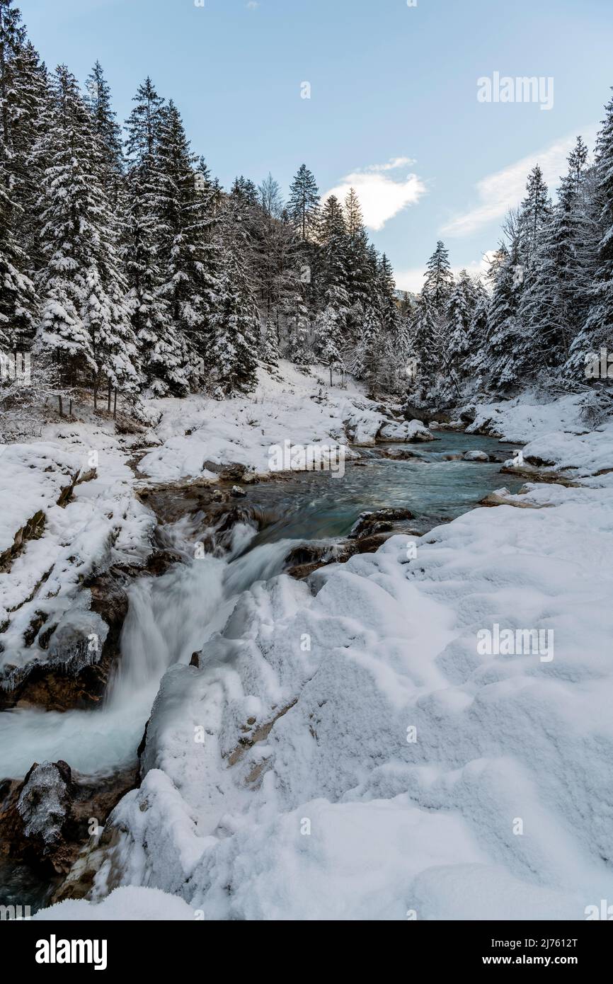 Il Rissbach nella Eng vicino Hinterriss nel Karwendel vicino al ahornboden a neve fresca con cielo blu Foto Stock