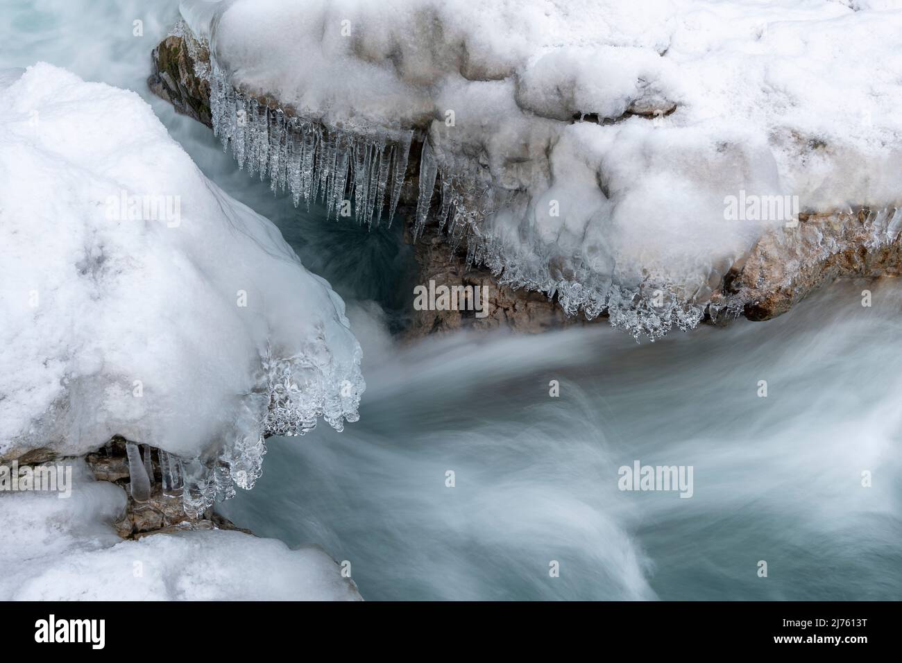 Le ghiacciate si trovano sopra le acque limpide del torrente Rissbach in Tirolo in un punto stretto vicino a Hinterriss. Foto Stock