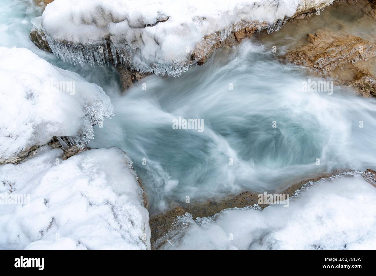 Le ghiacciate si trovano sopra le acque limpide del torrente Rissbach in Tirolo in un punto stretto vicino a Hinterriss. Foto Stock