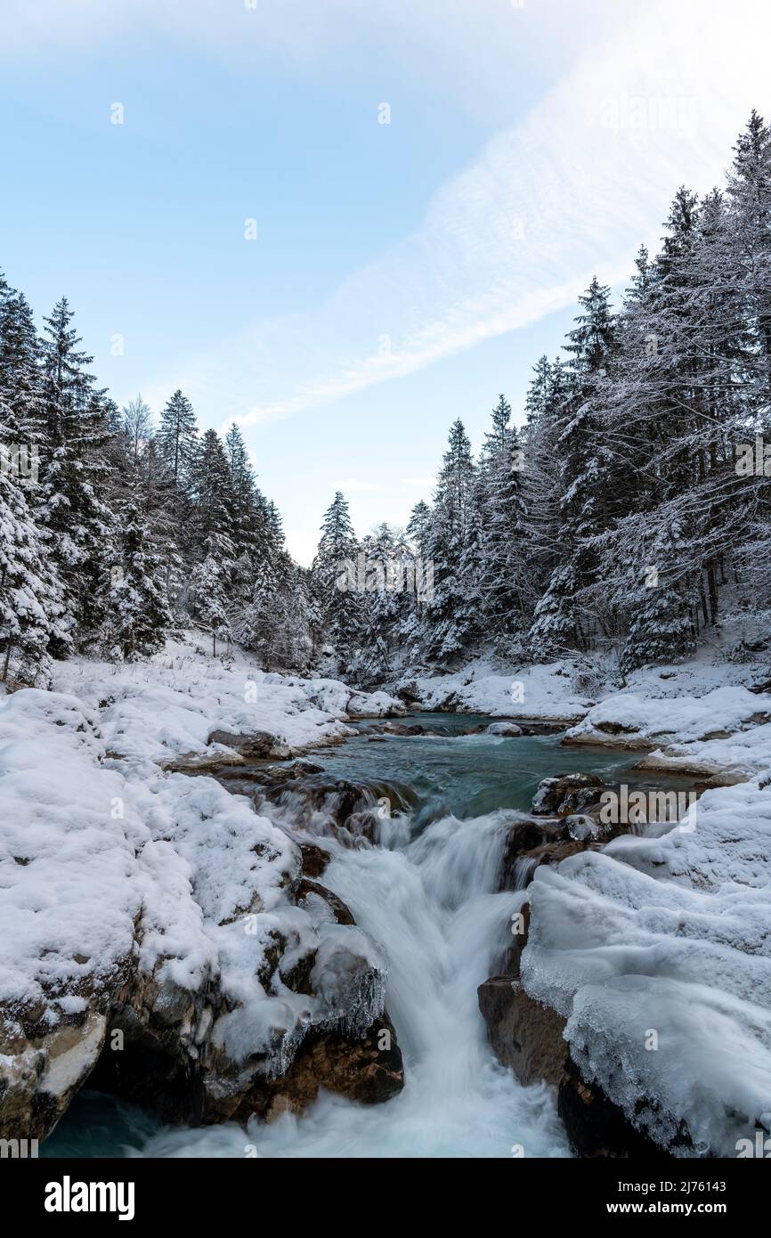 Il Rissbach nella Eng vicino Hinterriss nel Karwendel vicino al ahornboden a neve fresca con cielo blu Foto Stock