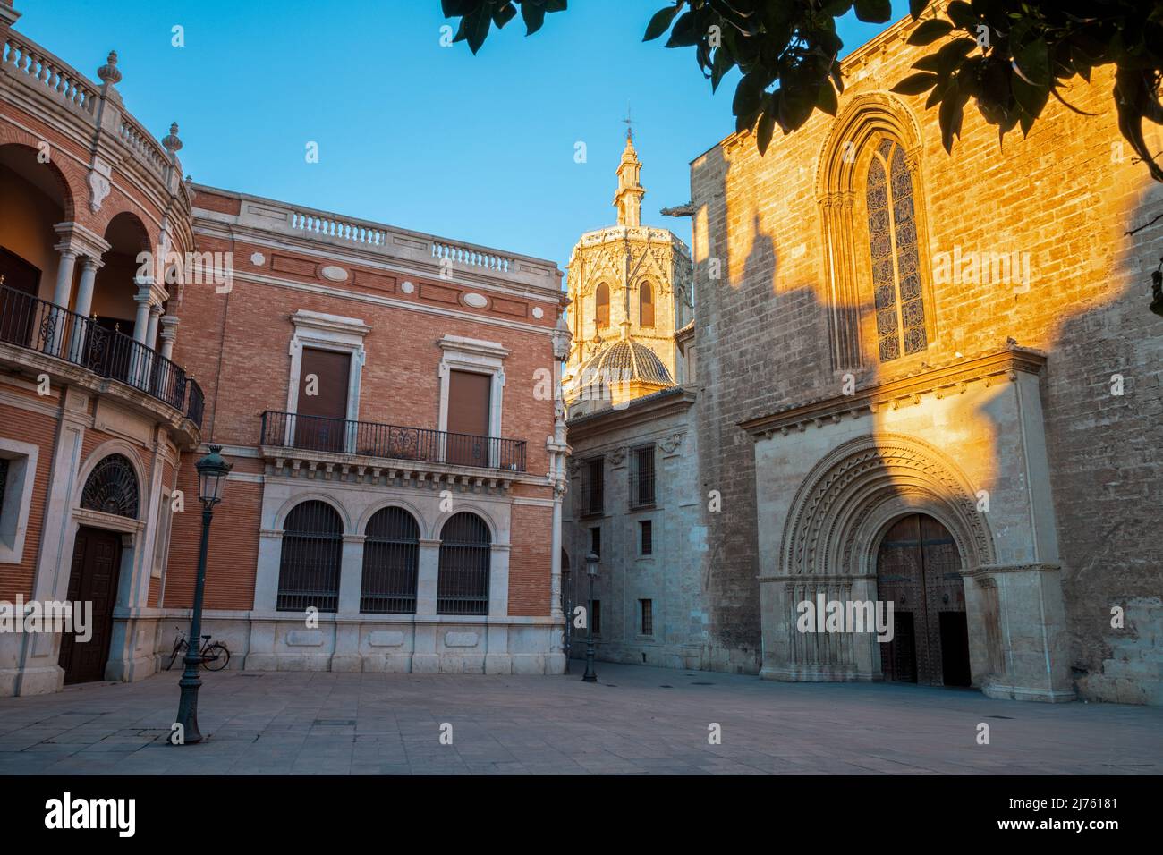 Valencia - il portale orientale della Cattedrale alla luce del mattino. Foto Stock