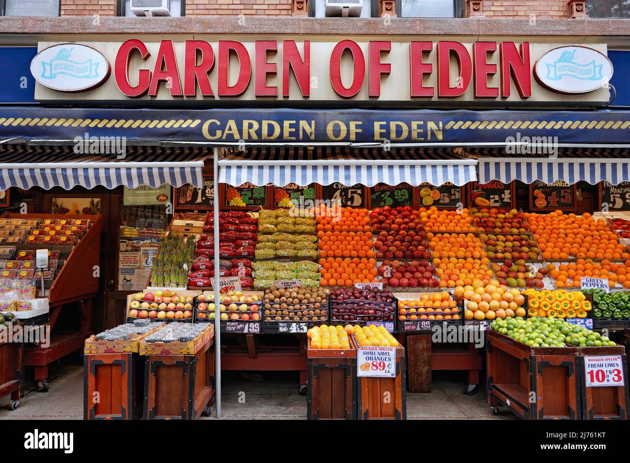 I negozi di frutta e verdura di Manhattan presentano spesso un'attraente esposizione all'aperto sul marciapiede Foto Stock