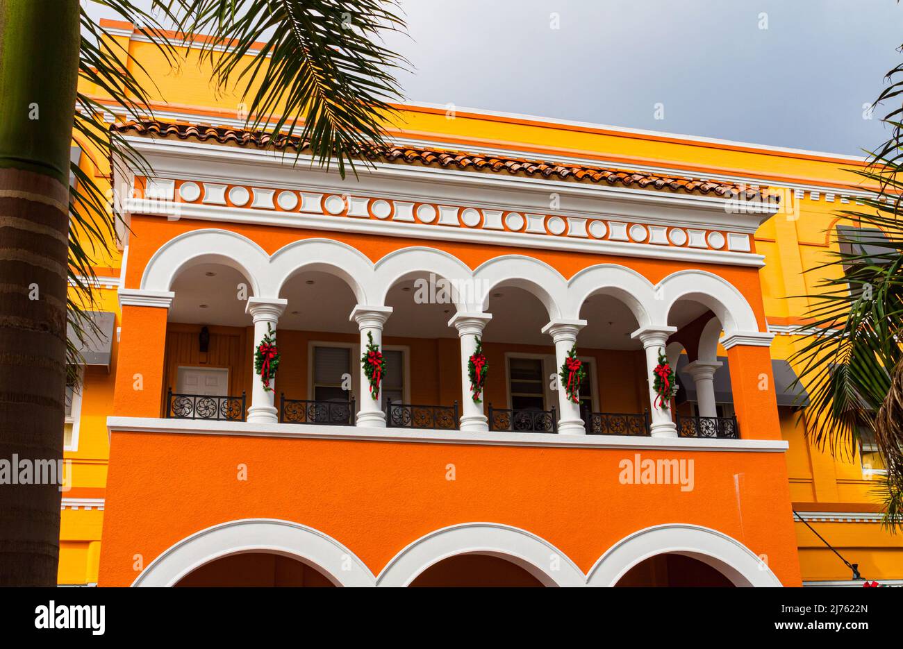 Decorazioni natalizie su Arches nel River District, Fort Meyers, Florida, USA Foto Stock