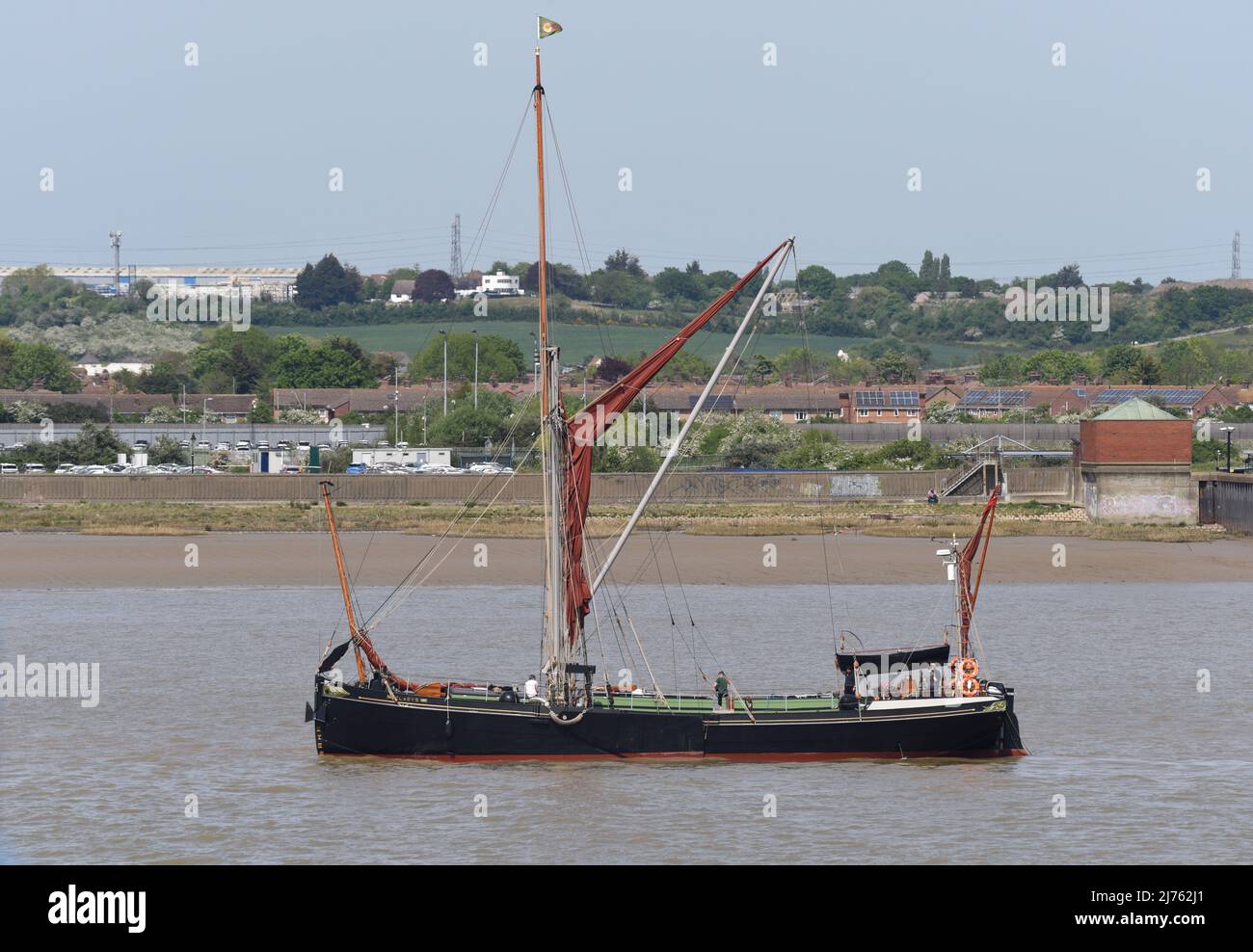 06/05/2022 Gravesend UK una giornata luminosa e soleggiata sul Tamigi vicino Gravesend. Thames vela chiatta SB Gladys fare un breve viaggio intorno Gravesend R. Foto Stock