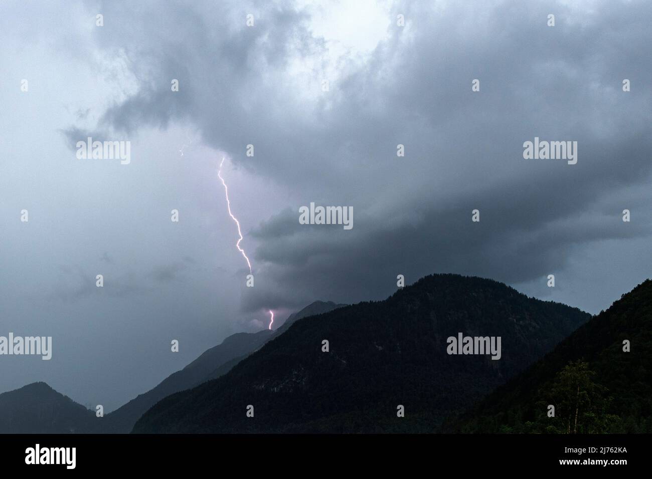 Fulmine temporale vicino Mittenwald in Arnspitze Foto Stock