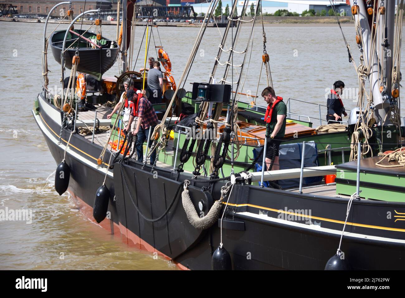 06/05/2022 Gravesend UK una giornata luminosa e soleggiata sul Tamigi vicino Gravesend. Thames vela chiatta SB Gladys fare un breve viaggio intorno Gravesend R. Foto Stock