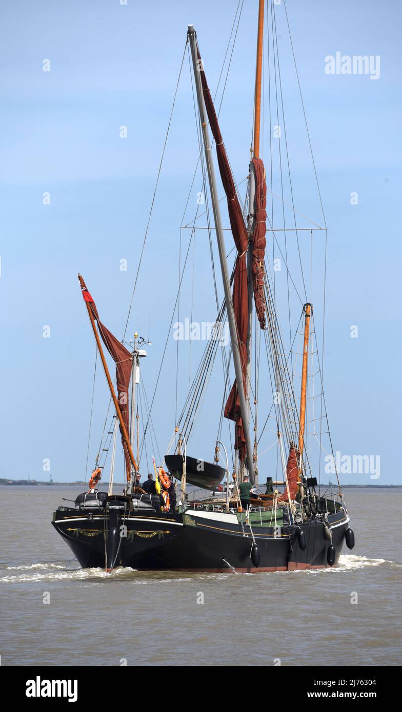 06/05/2022 Gravesend UK una giornata luminosa e soleggiata sul Tamigi vicino Gravesend. Thames vela chiatta SB Gladys fare un breve viaggio intorno Gravesend R. Foto Stock