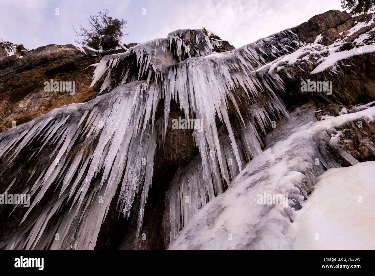 Ghiacciate su una parete rocciosa in inverno nelle montagne del Karwendel Foto Stock