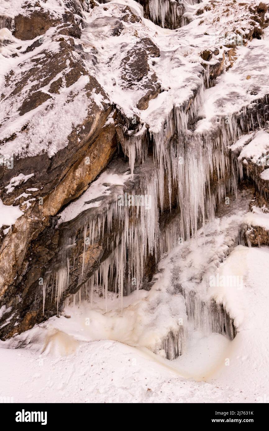 Ghiacciate su una parete rocciosa in inverno nelle montagne del Karwendel Foto Stock