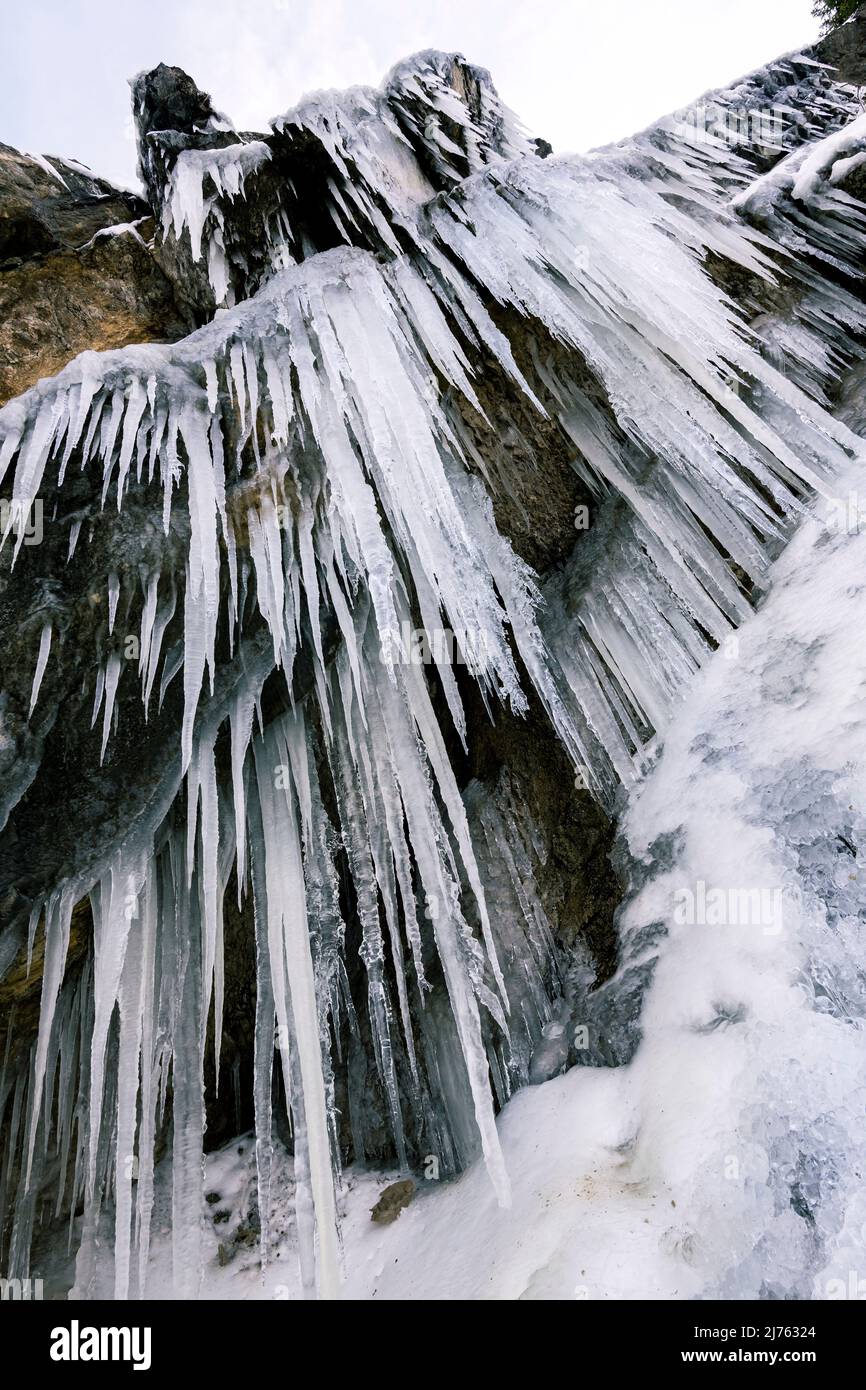 Ghiacciate su una parete rocciosa in inverno nelle montagne del Karwendel Foto Stock