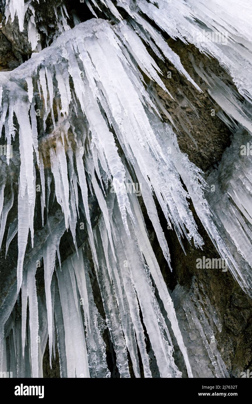 Ghiacciate su una parete rocciosa in inverno nelle montagne del Karwendel Foto Stock