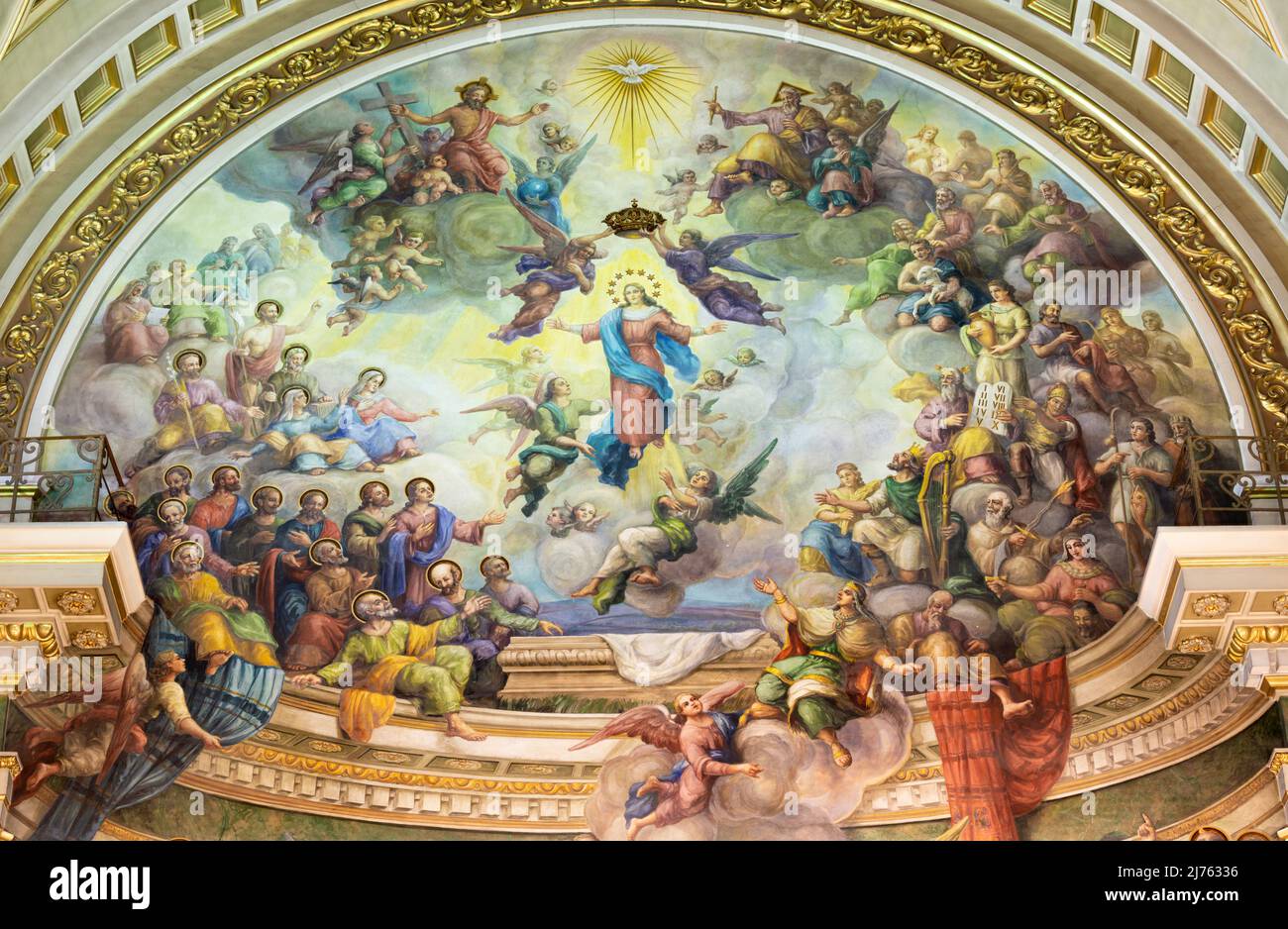 VALENCIA, SPAGNA - 17 FEBBRAIO 2022: L'affresco dell'incoronazione della Vergine Maria dall'abside principale della chiesa Iglesia del Santo Angelo Custodio dal 20.cent Foto Stock