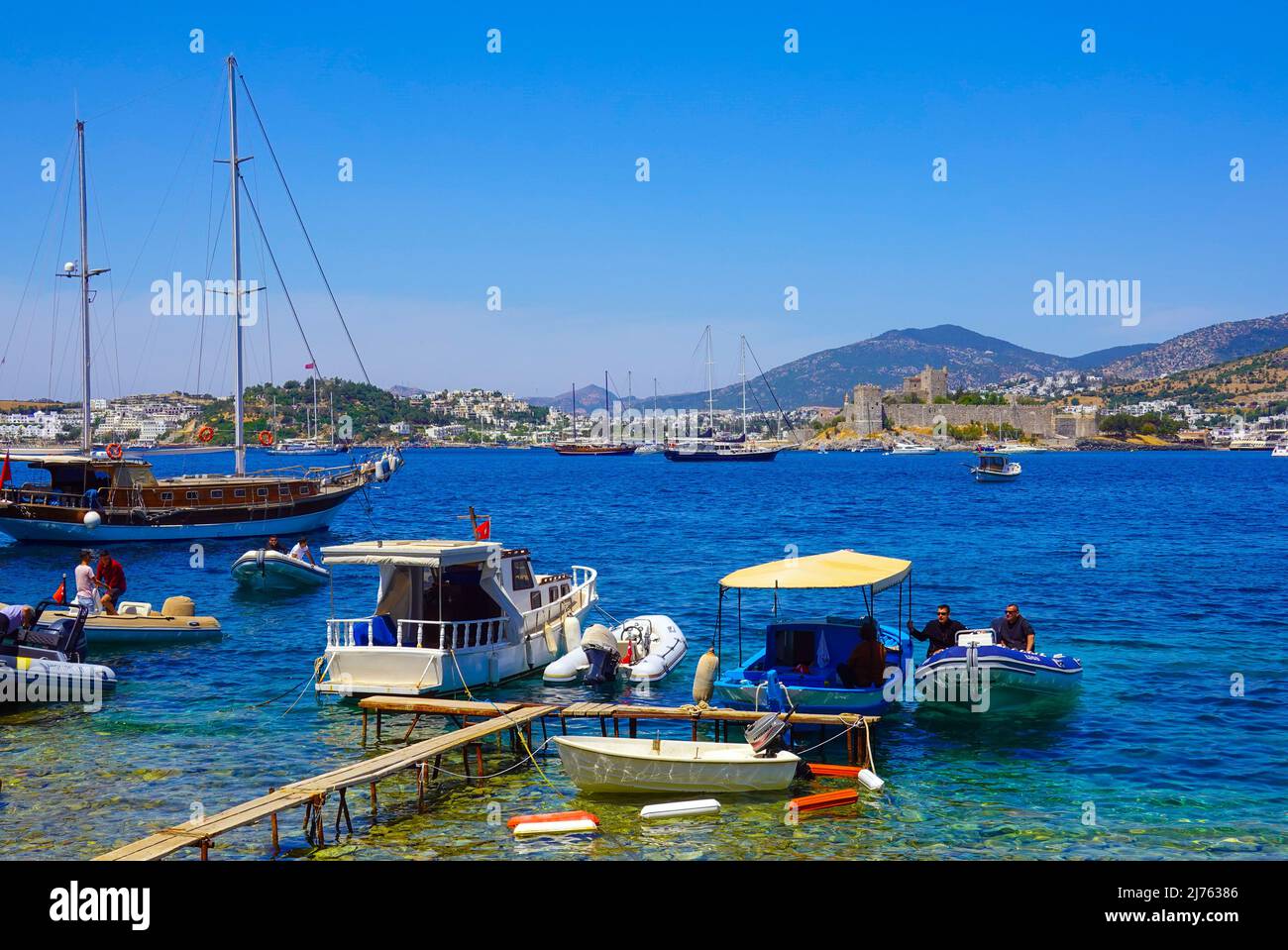 La popolare destinazione turistica e città costiera di Bodrum con il suo castello, Mugla, Turchia, Foto Stock