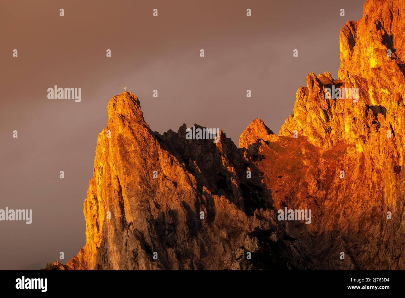 Il Viererspitze nel Karwendel sopra Mittenwald brilla dorata nella calda luce della sera del sole che tramonta. Alpine Glow deluxe. Foto Stock