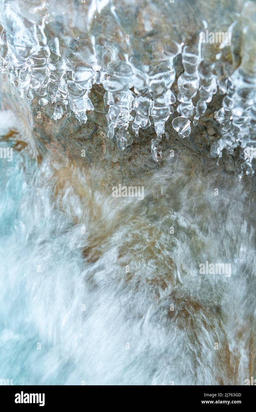 Cono d'uovo su una roccia sopra lo spray gorgogliante del Rissbach nel cosiddetto Eng vicino a Hinterriss in Tirolo, nei Monti Karwendel. Foto Stock