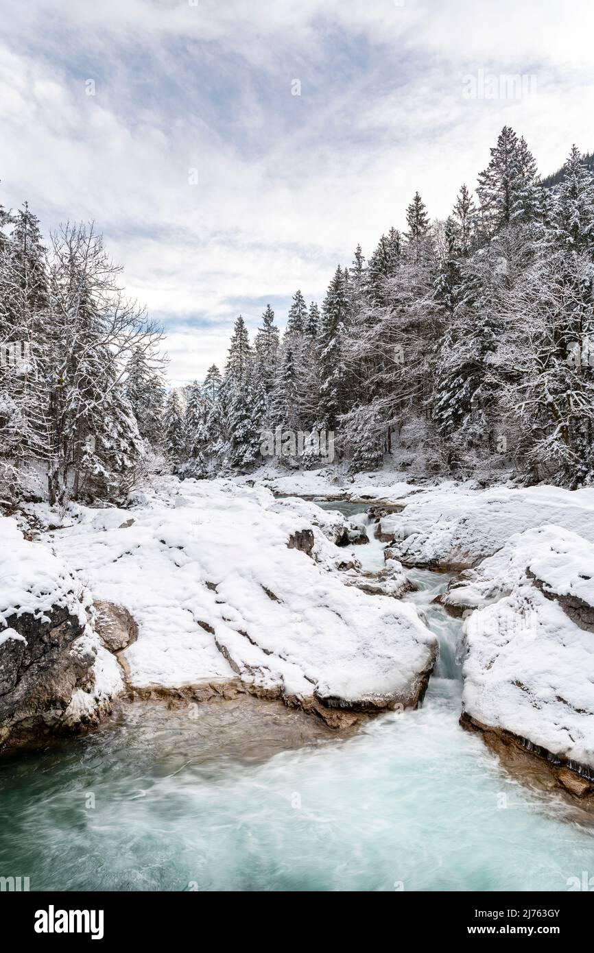 Il Rissbach nella Eng vicino Hinterriss nel Karwendel vicino al ahornboden a neve fresca con cielo blu Foto Stock