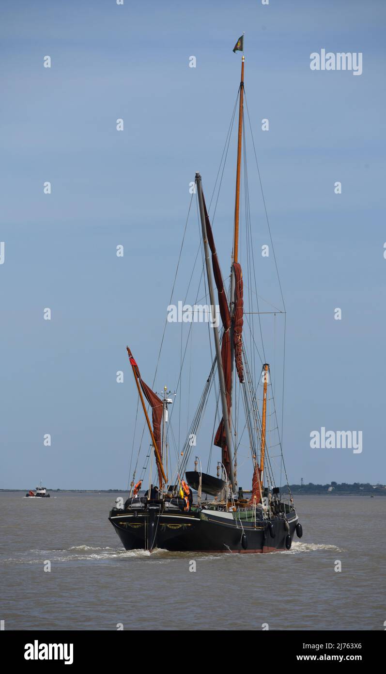 06/05/2022 Gravesend UK una giornata luminosa e soleggiata sul Tamigi vicino Gravesend. Thames vela chiatta SB Gladys fare un breve viaggio intorno Gravesend R. Foto Stock