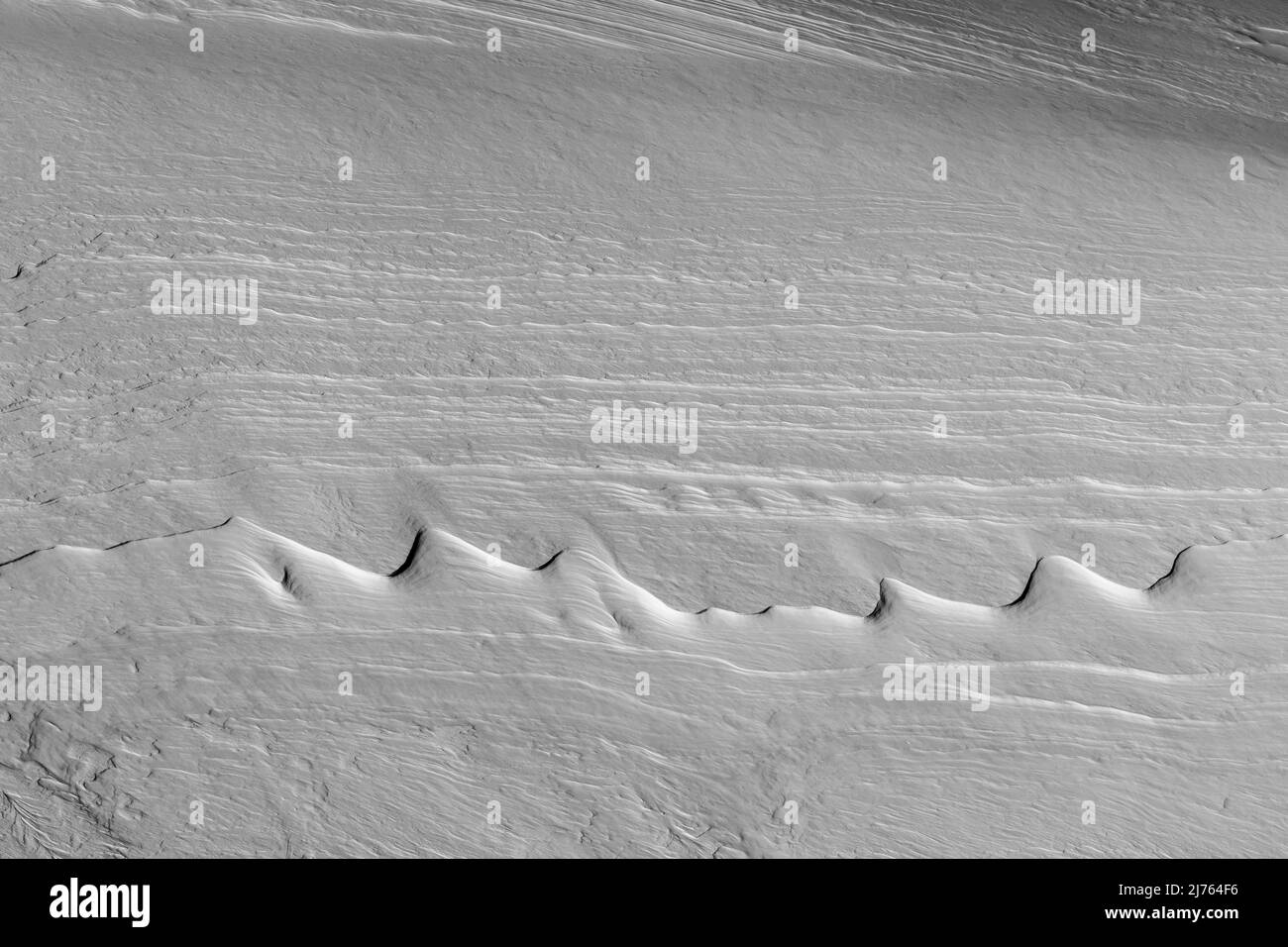 Strutture su un bordo di ghiaccio nella neve, sotto forma di una catena montuosa, o un EEG Foto Stock