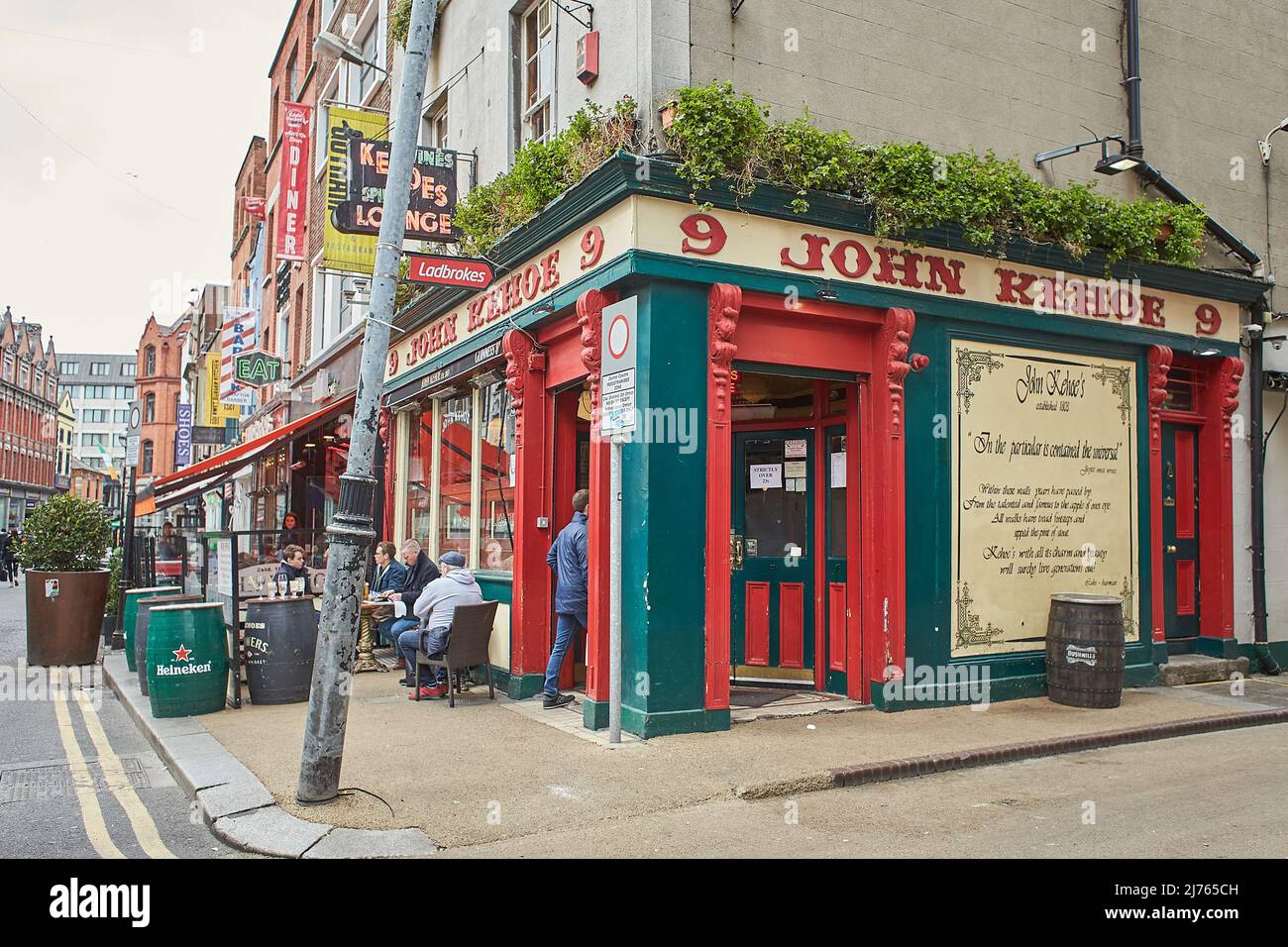 Dublino, Irlanda - 04.10.2022: Il punto di riferimento del pub nel quartiere culturale di Dublino visitato da migliaia di turisti ogni anno. Gente intorno al pub. Foto Stock