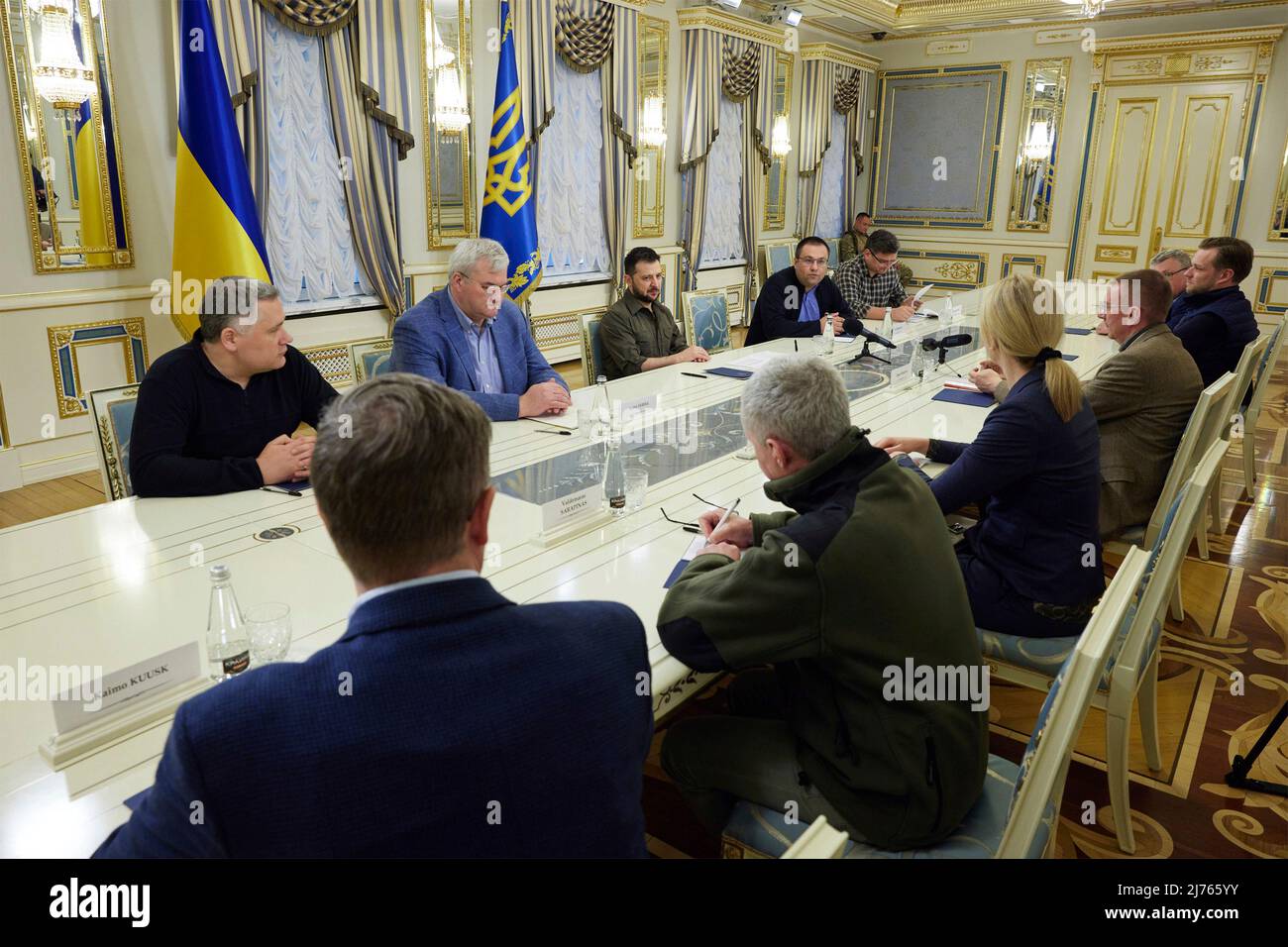Kiev, Ucraina. 06 maggio 2022. Il presidente ucraino Volodymyr Zelenskyy, a sinistra, ha un incontro faccia a faccia con i ministri degli Esteri delle Nazioni baltiche, il 6 maggio 2022 a Kiev, Ucraina. Credit: Ukraine Presidency/Ukraine Presidency/Alamy Live News Foto Stock