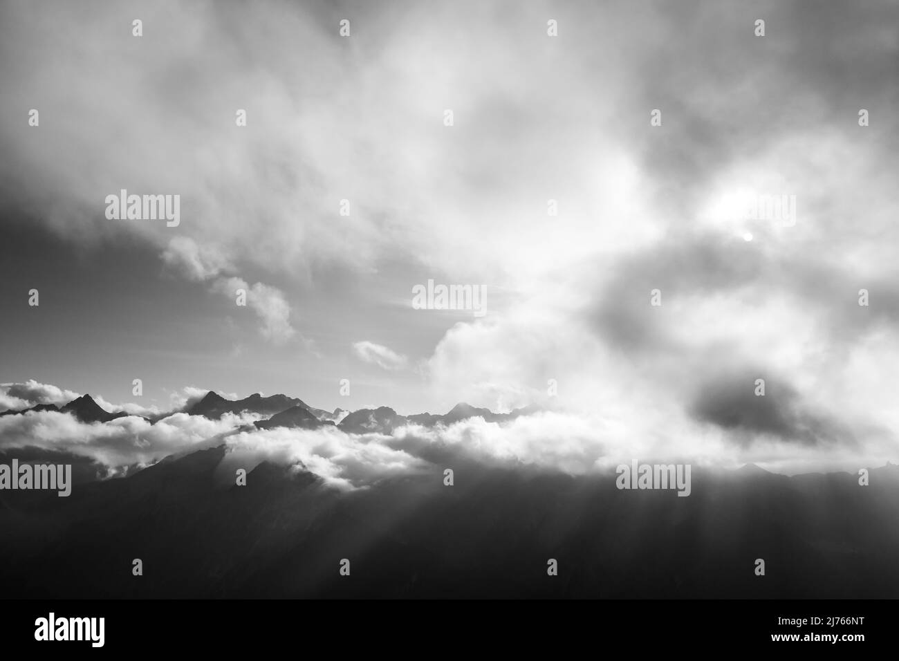 Atmosfera leggera sul Karwendel con nuvole e raggi di sole, vista dal Fleischbank al Falkengroppe. Le cime della montagna sbucciano leggermente dalle nuvole. Foto Stock