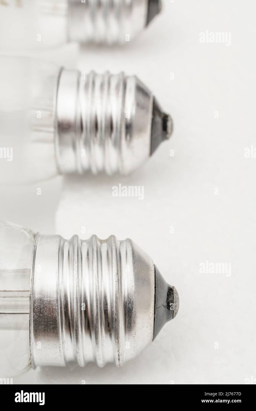 Chiudere il tappo della lampadina a incandescenza in vetro con attacco filettato E27 / Edison Screw 27mm. Per l'illuminazione, l'industria dell'illuminazione del Regno Unito, l'abstract dell'illuminazione Foto Stock