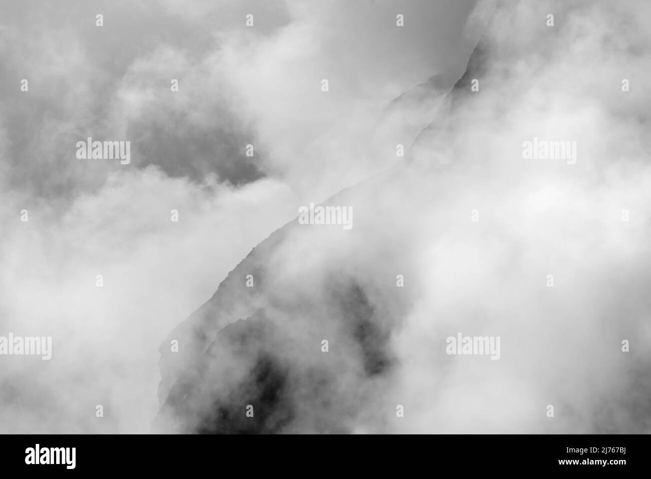 Pendii rocciosi nella nebbia. I bordi e i fianchi del Gamsjoch nel Karwendel sopra il grande Ahornboden nel Eng/Ristal in Tirolo. Hard schemi di montagna nelle montagne delle Alpi in bianco e nero Foto Stock