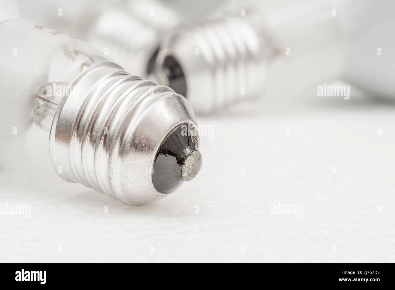 Chiudere il tappo della lampadina a incandescenza in vetro con attacco filettato E27 / Edison Screw 27mm. Per l'illuminazione, l'industria dell'illuminazione del Regno Unito, l'abstract dell'illuminazione Foto Stock