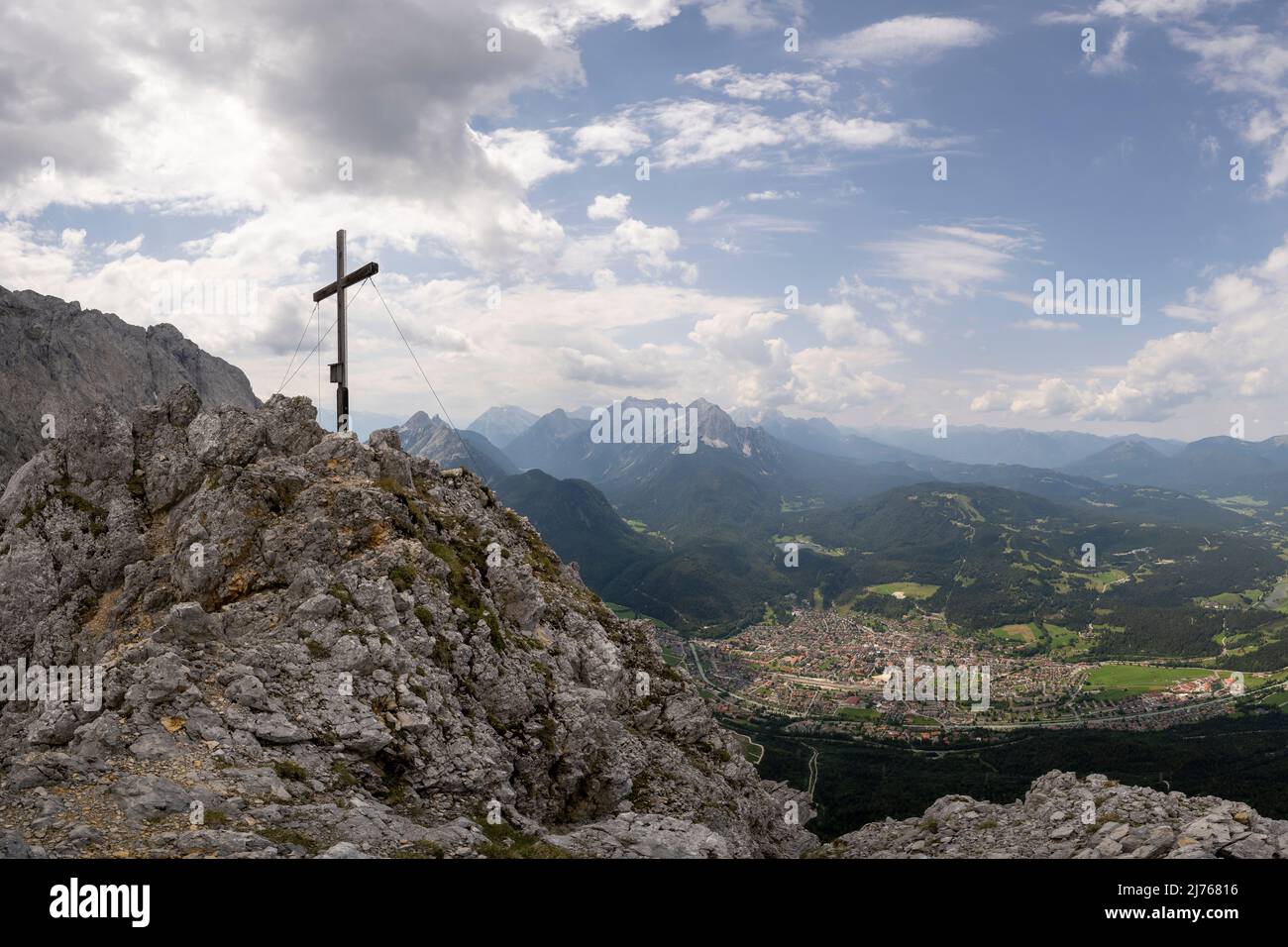 Le Viererspitze (2054m) nel Karwendel vicino alla Westliche Karwendelspitze, sopra Mittenwald nel Werdenfelser Land, nelle Alpi Bavaresi. La cima croce torri sopra il paese, con i monti Kranzberg, Lautersee e Wetterstein sullo sfondo. Foto Stock