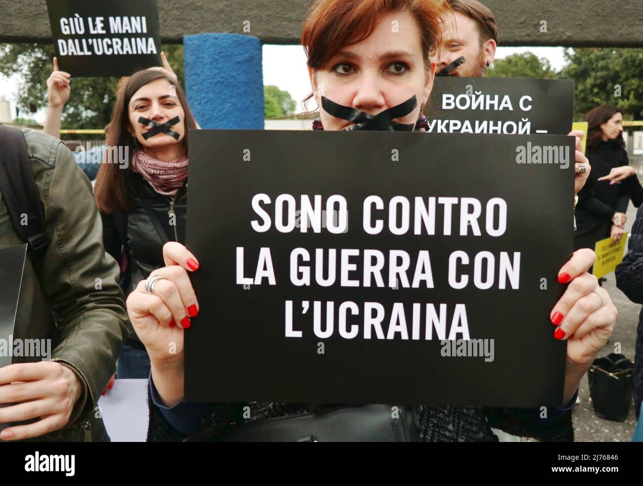 Gli attivisti di Amnesty International si sono manifestati presso l'Ambasciata russa a Roma, Italia, maggio 5 2022. Il gruppo protesta contro la soppressione del dissenso in Russia. Secondo Riccardo Noury, portavoce di Amnesty in Italia, oltre 15,000 persone sono state arrestate in Russia dall'inizio della guerra in Ucraina, per aver appena dimostrato contro il conflitto; i dissidenti rischiano fino a 15 anni di carcere per il disaccordo con la guerra. Nel 2022 il World Press Freedom Index recentemente pubblicato dall'organizzazione Reporter sans Frontieres, la Russia è al 155th° posto a livello globale per quanto riguarda la libertà di espressione Foto Stock