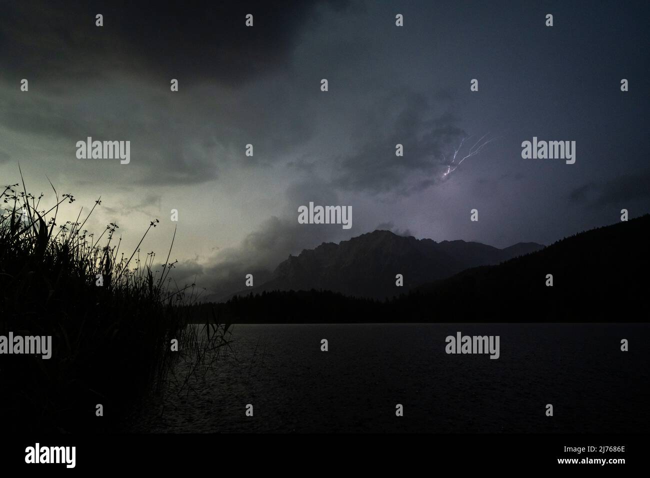 Temporale sul Karwendel e il Lautersee vicino Mittenwald. Foto Stock