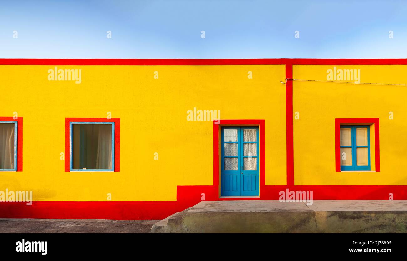 Vista sulla tipica casa Linosa dipinta di giallo e rosso nella stagione estiva. Linosa è una delle Isole Pelagie del canale di Sicilia Foto Stock