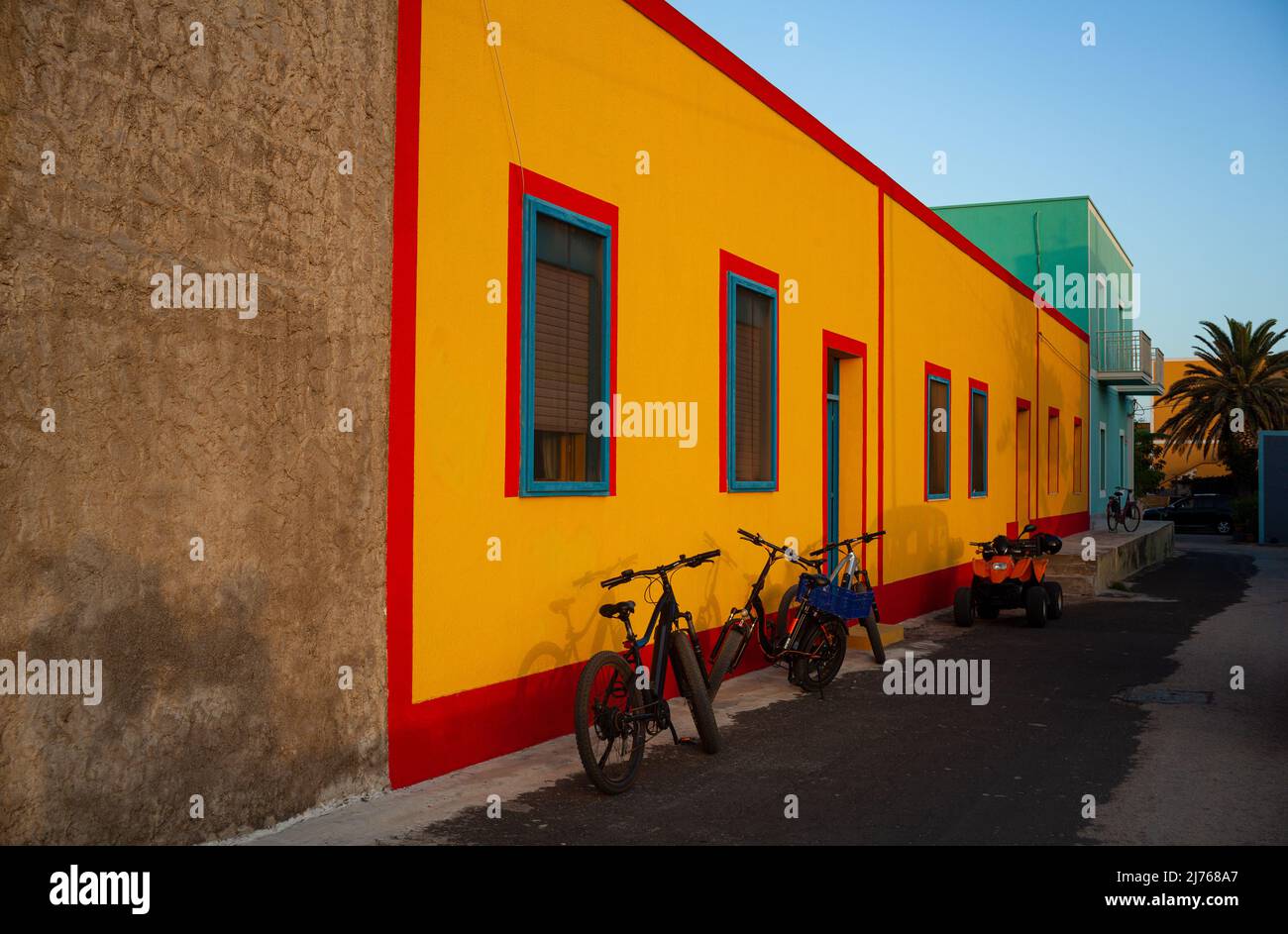 Vista sulla tipica casa Linosa dipinta di giallo e rosso nella stagione estiva. Linosa è una delle Isole Pelagie del canale di Sicilia Foto Stock