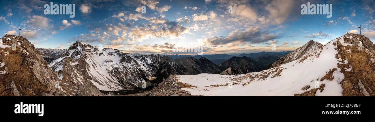 Panorama in primavera dalle Gumpenkarspitze (2010M), una delle cime della Soierngruppe nel Karwendel, sopra i laghi omonimo, nelle Alpi Bavaresi. La croce della cima mostra la prospettiva di oltre 360 gradi. Foto Stock