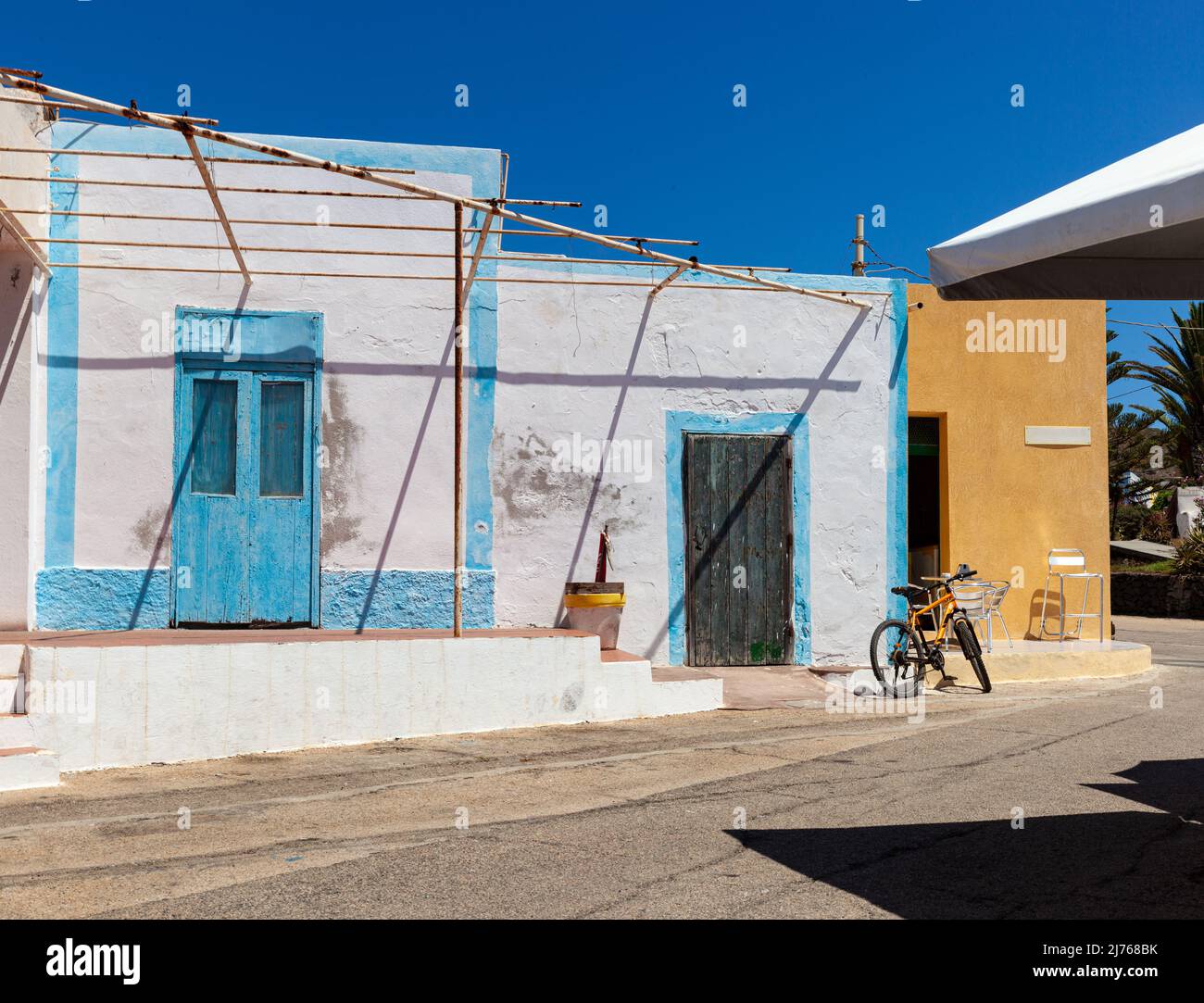 Vista sulla tipica casa Linosa dipinta di bianco e blu nella stagione estiva. Linosa è una delle Isole Pelagie del canale di Sicilia Foto Stock