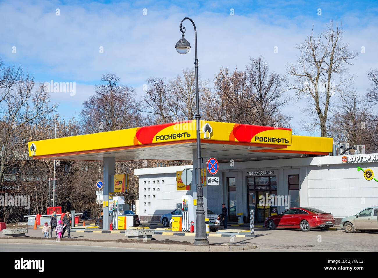 ST. PETERSBURG, RUSSIA - 03 APRILE 2022: Distributore di benzina Rosneft. San Pietroburgo, Russia Foto Stock