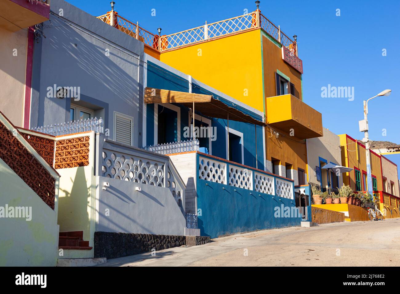 Vista sulla tipica casa Linosa dipinta di giallo e rosso nella stagione estiva. Linosa è una delle Isole Pelagie del canale di Sicilia Foto Stock