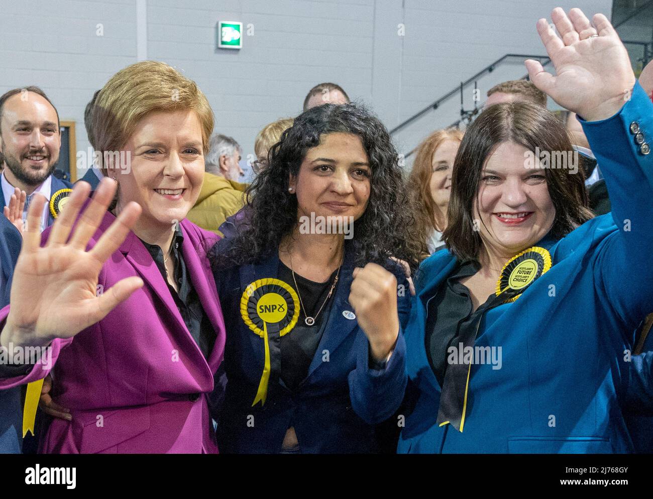 Il primo Ministro Nicola Sturgeon con Roza Salih (centro) e Susan Aitken (destra) della SNP al Glasgow City Council contano alla Emirates Arena di Glasgow, nelle elezioni del governo locale. Data foto: Venerdì 6 maggio 2022. Foto Stock
