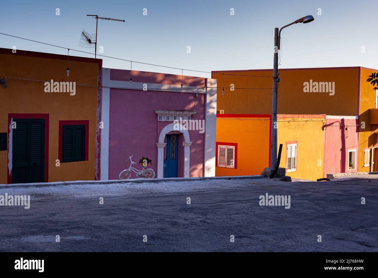 Vista sulla tipica casa Linosa dipinta di giallo e rosso nella stagione estiva. Linosa è una delle Isole Pelagie del canale di Sicilia Foto Stock