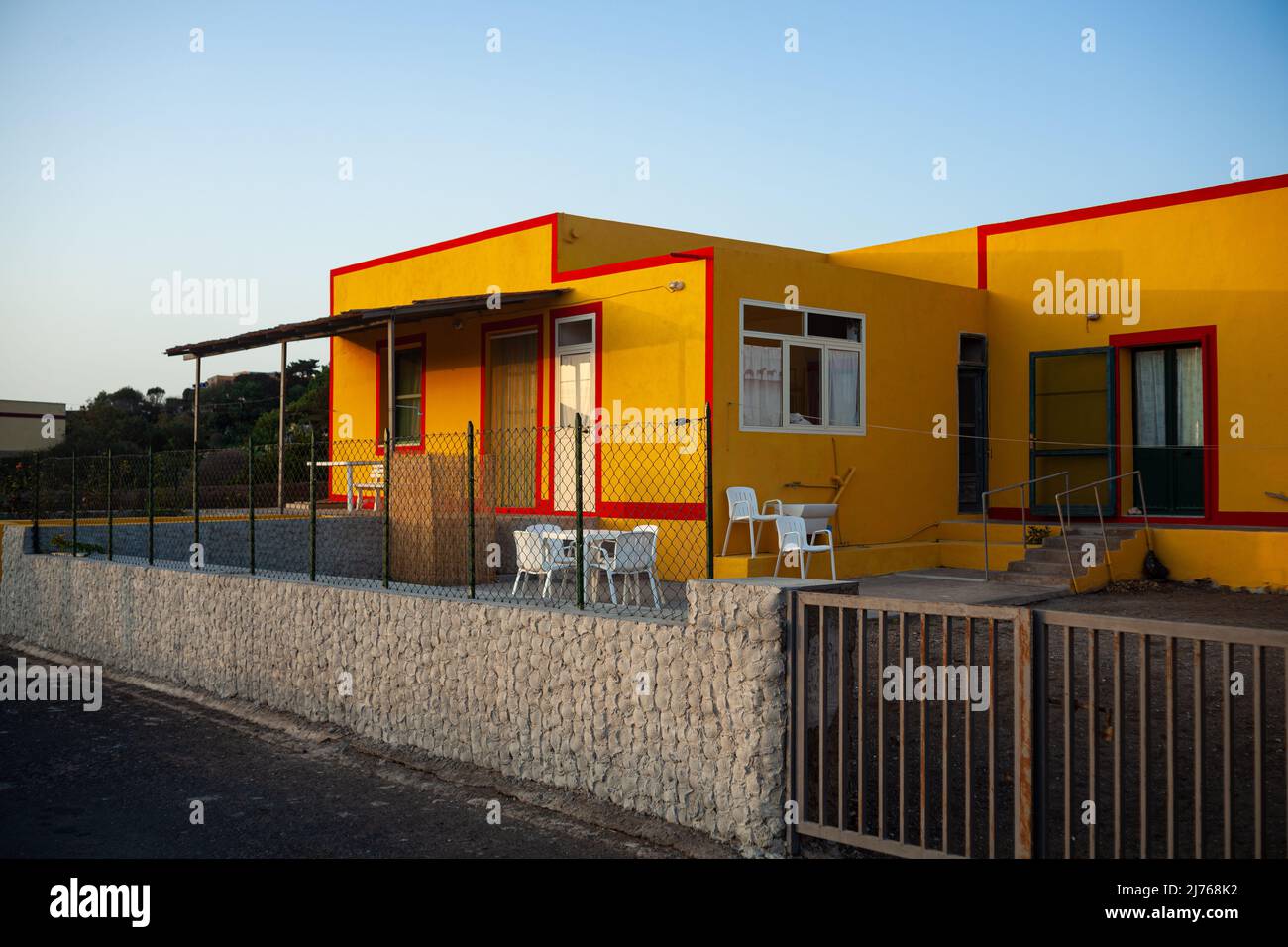 Vista sulla tipica casa Linosa dipinta di giallo e rosso nella stagione estiva. Linosa è una delle Isole Pelagie del canale di Sicilia Foto Stock
