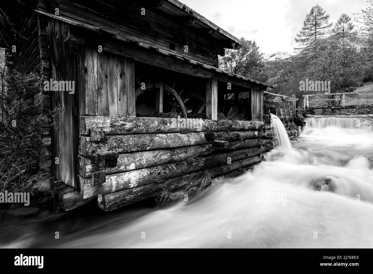 Vecchio mulino a legna a Obernberg am Brenner / Tirolo. Foto Stock