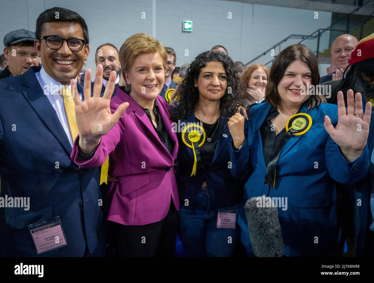 Il primo Ministro Nicola Sturgeon con Zen Ghani della SNP, Roza Salih (seconda a destra) e Susan Aitken (destra) al Glasgow City Council contano alla Emirates Arena di Glasgow, nelle elezioni del governo locale. Data foto: Venerdì 6 maggio 2022. Foto Stock